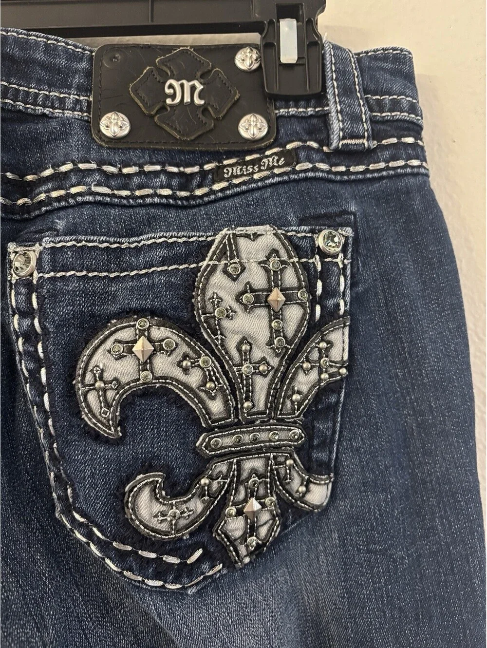 Women’s Miss Me White Fleur De Lis Embellished Bootcut Dark Wash Jeans 30x26